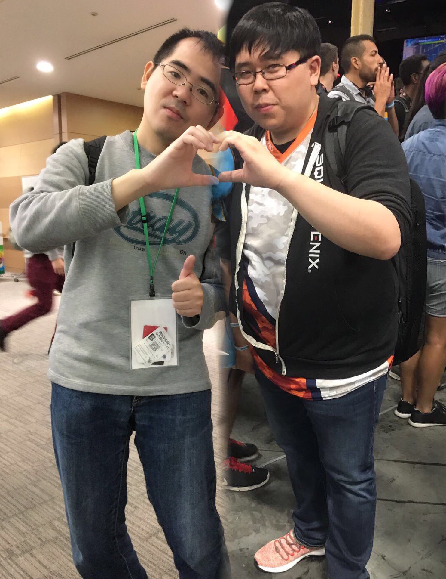 コスプレイヤーがハートマークを作ってくれない理由は 相方のためかも 話題の画像プラス コスプレイヤーがハートマークを作ってくれない理由は 相方のためかも 話題の画像プラス