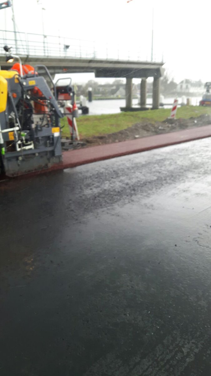 IODS_ZH's tweet photo. Eerst wordt het rode asfalt van het fietspad aangebracht

#ecopassage#Schie#IODS@deBouwApp https://t.co/w2XdFOrii0
