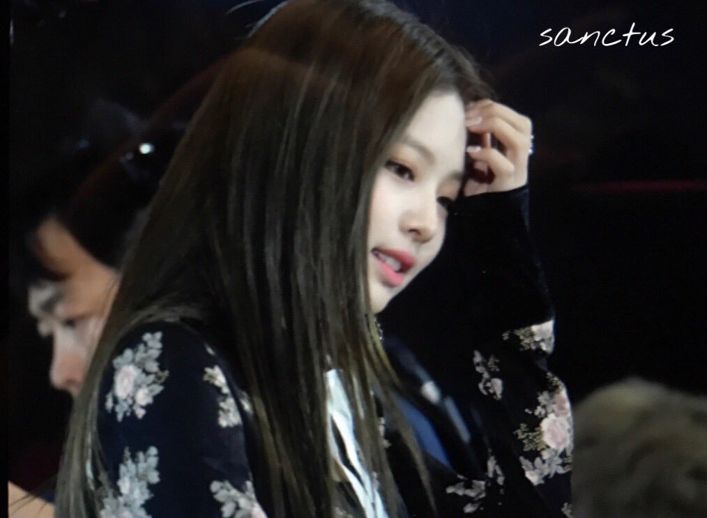 sanctus116's tweet photo. 171022 BOF 프리뷰 로제 제니
#BLACKPINK #JENNIE #ROSÉ https://t.co/YDxFHRvuvc