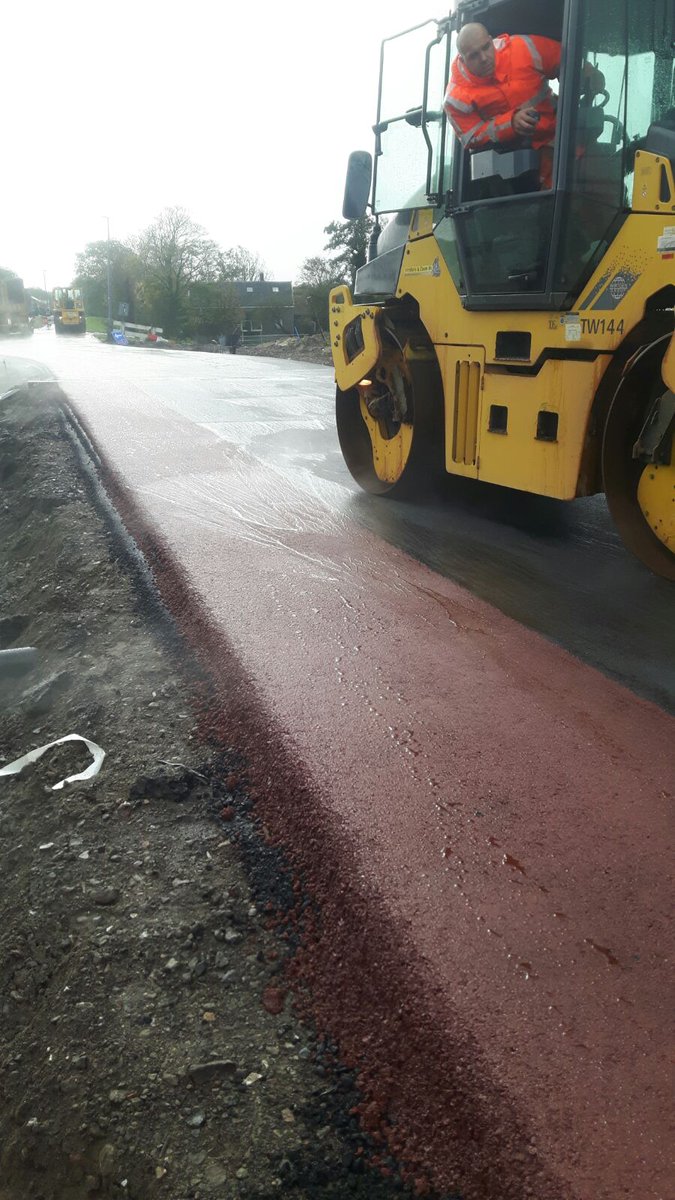 IODS_ZH's tweet photo. De laatste hand wordt gelegd aan de toplaag van de rijweg.
De belijning wordt maandag aangebracht.

#ecopas... https://t.co/20Q4OsIQyY
