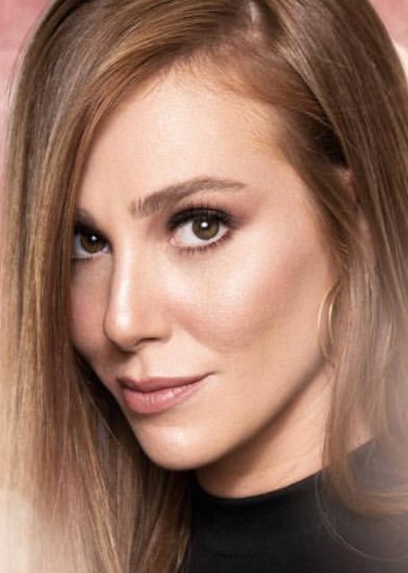L_Laraaa's tweet photo. اجمل وجه يليق بالبوسترات👄❤️👑😻
@elcnsng #ElçinSangu https://t.co/2odaaQ0hW9