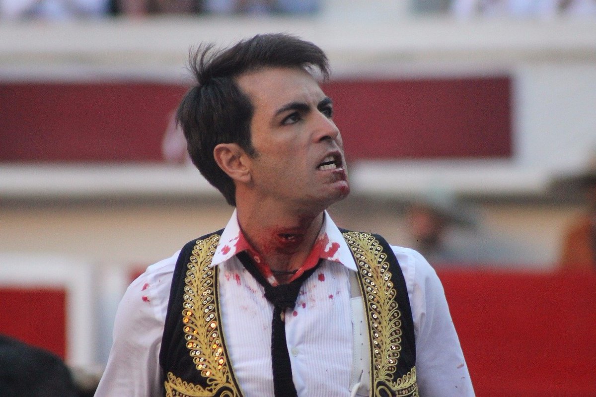 La espeluznante cornada en el cuello a Arturo Macías con la que siguió toreando anoche en Aguascalientes
 cultoro.com/actualidad/201…