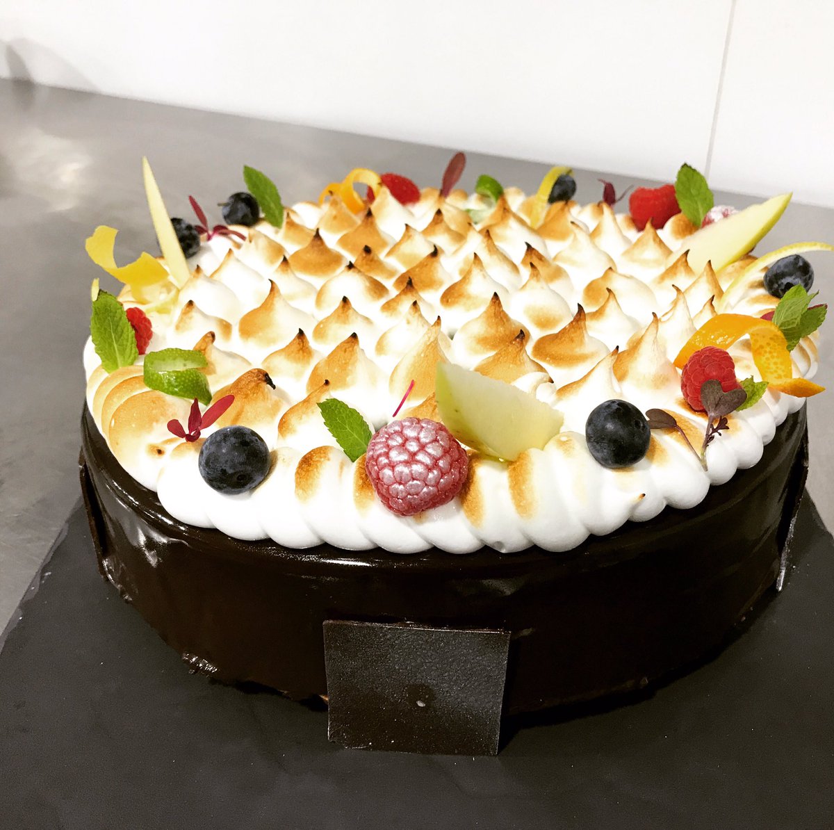 By Leyre Vaello #tartas #queenamoran #trabajobienhecho #felizcumpleaños #reposteria #dessert #cake #ns #restaurant #natxoselles @leyrevaf