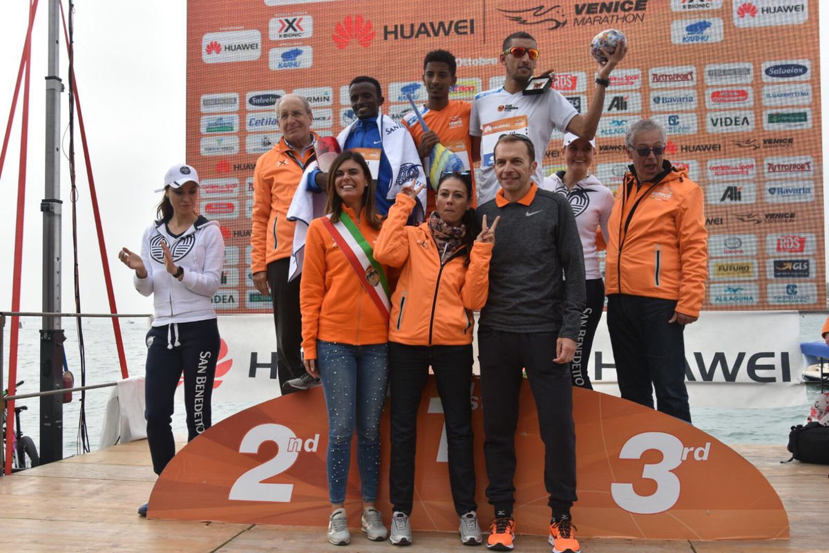 comunevenezia's tweet photo. La pres del Consiglio comunale Damiano alle premiazioni dei vincitori della #Venicemarathon con @GiusyVersace. Primo l’italiano Eyob Faniel https://t.co/v7YIGrDhZu