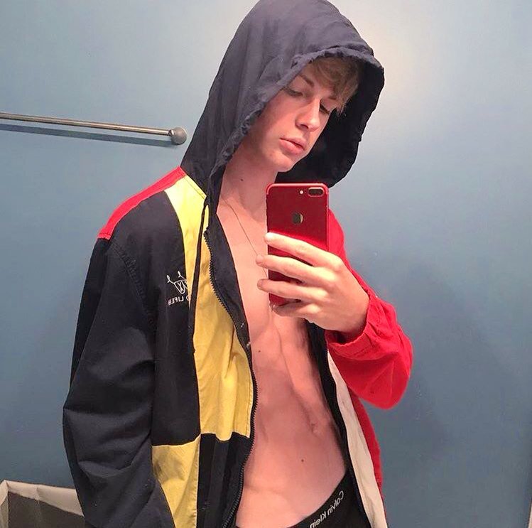 #SeductiveSunday "who wants a piece. Rt if you do or jump in my dms"