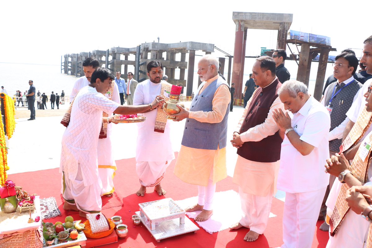 vijayrupanibjp's tweet photo. The course of journey between Saurashtra &amp; South Gujarat revolutionised as PM @narendramodi inaugurates Ro- Ro ferry https://t.co/rYgFdh4omU