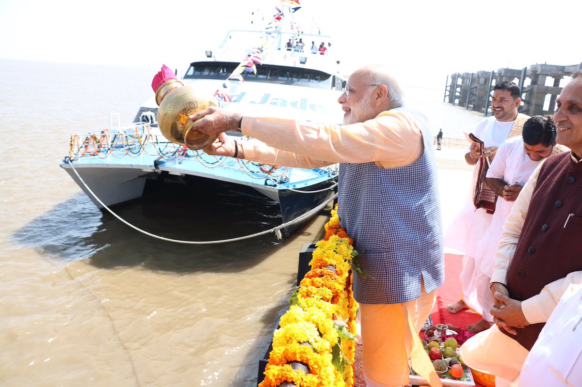 vijayrupanibjp's tweet photo. The course of journey between Saurashtra &amp; South Gujarat revolutionised as PM @narendramodi inaugurates Ro- Ro ferry https://t.co/rYgFdh4omU