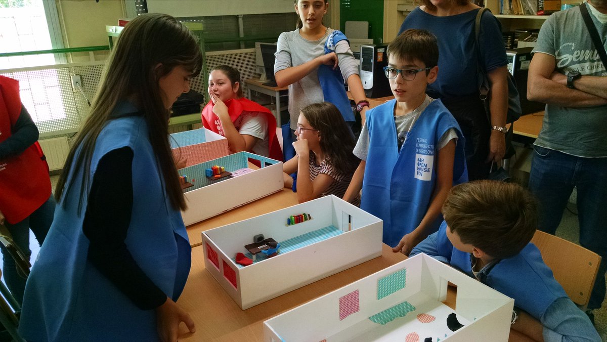 OpenHouseScg's tweet photo. Arquitectes a les aules!Alumnes de les escoles de l'arquitecte Xavier Valls @scgramenet  ens expliquen els seus projectes #ohb17 #opensocial https://t.co/eNsJfSCX0p