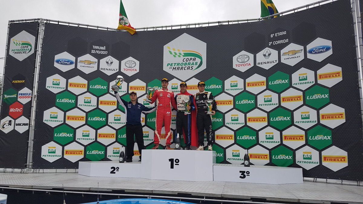 Pirelli_BR's tweet photo. Debaixo de chuva e com muito frio, N.Figueiredo vence mais uma no @brdemarcas. T.Klein e T.Marques completaram o pódio em Tarumã. #PZero https://t.co/SByPxZwz7A