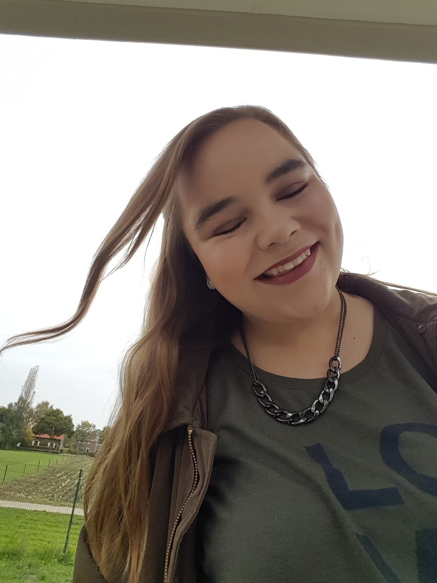 BlameRenske's tweet photo. The wind definitely ruined this picture. #Imnotbeautiful #yetImakeselfies #honestlyIdeletethemstraightawayaswell https://t.co/UrRNDAr3A7