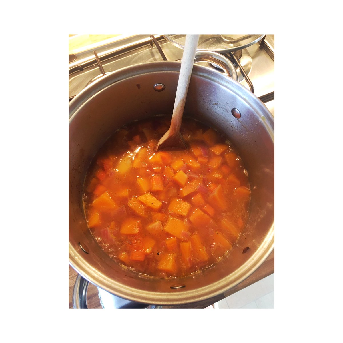 JessBowler2's tweet photo. Butternut squash soup bubbling away 🍵😍 house smells unreal 👌🏼
Heating on FLAT OUT 🔥🔥
Watching toy story 3 with the boys and hustling 🙋🏼📱
I'm in full on winter mode 😂 https://t.co/gA4p0bJa4J