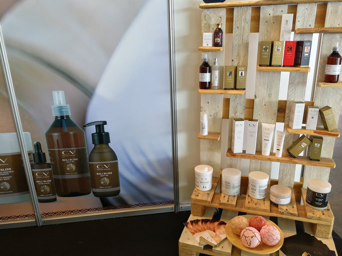 recintoferialtf's tweet photo. Su cosmetica tiene la esencia de la naturaleza, crean arte con #aromaterapia. Estan en #steticaypeluqueria en el stand de #conchirodriguez https://t.co/i1gxXE4MfC