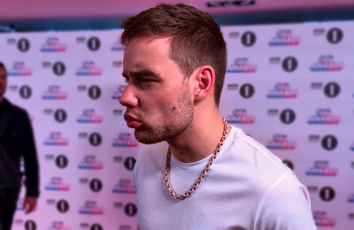 SteveHargrave's tweet photo. Think Mr @LiamPayne and his #PayneChain are offering up free kisses backstage at #R1TeenAwards - RT if you want one ๐
#LiamPayne https://t.co/b4DzVnJkc3