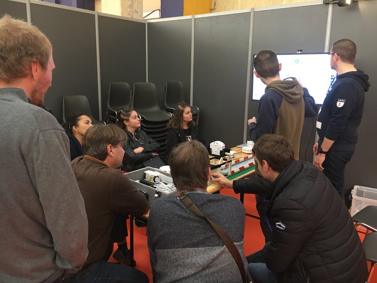 pbalancier's tweet photo. Dernières démos #Thymio @ecolenumerique @digitalwallonia #saloneduc #educ17 https://t.co/YA76K3O8rt