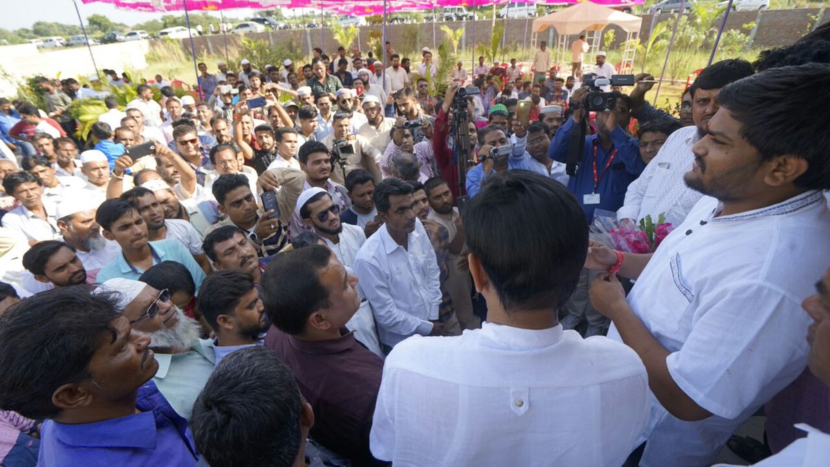 IndianExpress's tweet photo. #InPics
Hardik Patel meets Muslim community members in Godhra
https://t.co/laHIS4q0H3 https://t.co/n6ErPDA1vu
