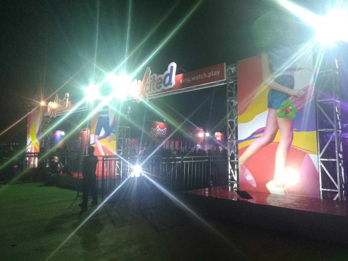 AIS_BDG's tweet photo. Sdh standby di venue Telkomsel #Maxcited utk #NonbarAISBDG. Mangga yg mau tiket ditunggu di depan pintu masuk... https://t.co/uOSEggoRci