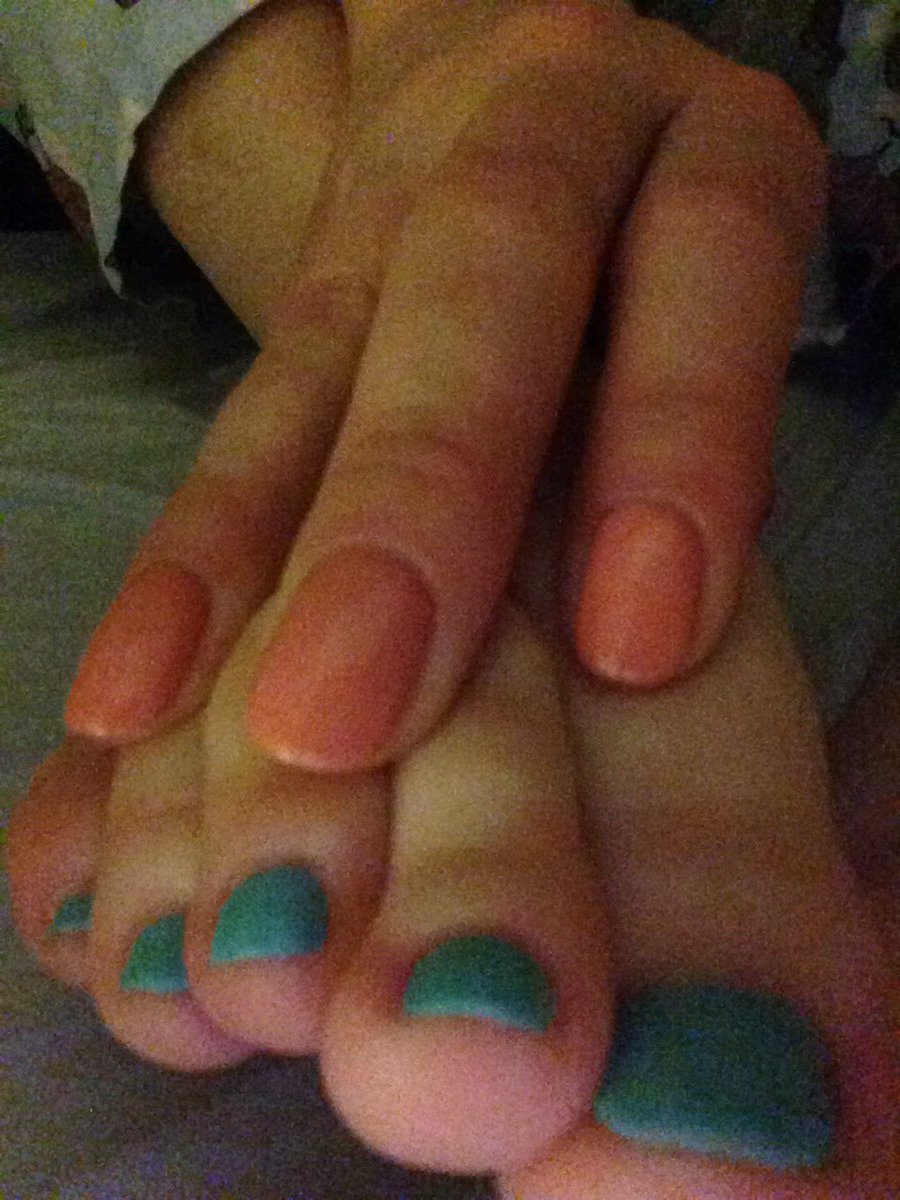 Brat__Queen's tweet photo. Peach #fingers + blue #toes 💅🏻#Findom #feet #PayPig #Footfetish #humanatm #brat #slave https://t.co/ARjUOkfO1p