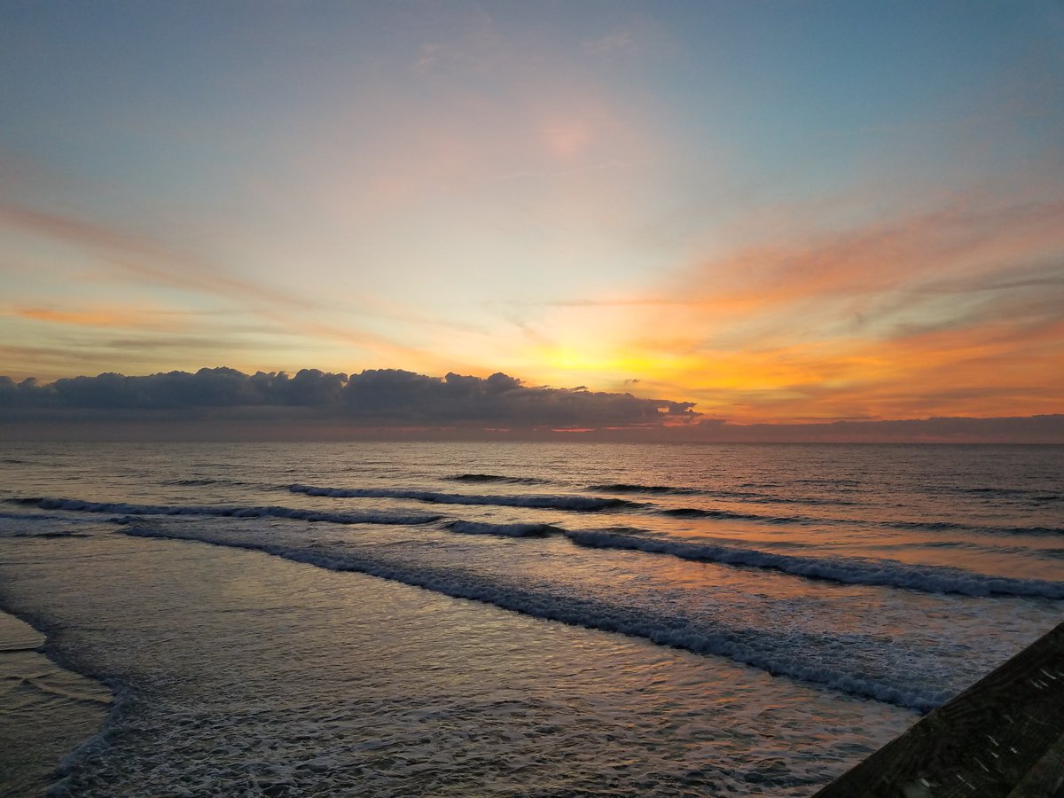 #SuNdAyFuNdAy at #SurfCityPier currently 65° with a NE wind at 5mph..the tide will be high at 10:03am.. low is at 5:03pm.. #Sunrise #TI