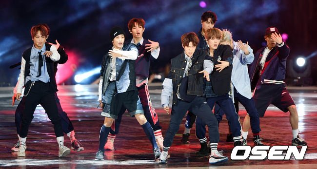 SM_NCT's tweet photo. [PRESS] 171022 #NCT127 at Busan One Asia Festival 

(2) https://t.co/zQphbcgP4P