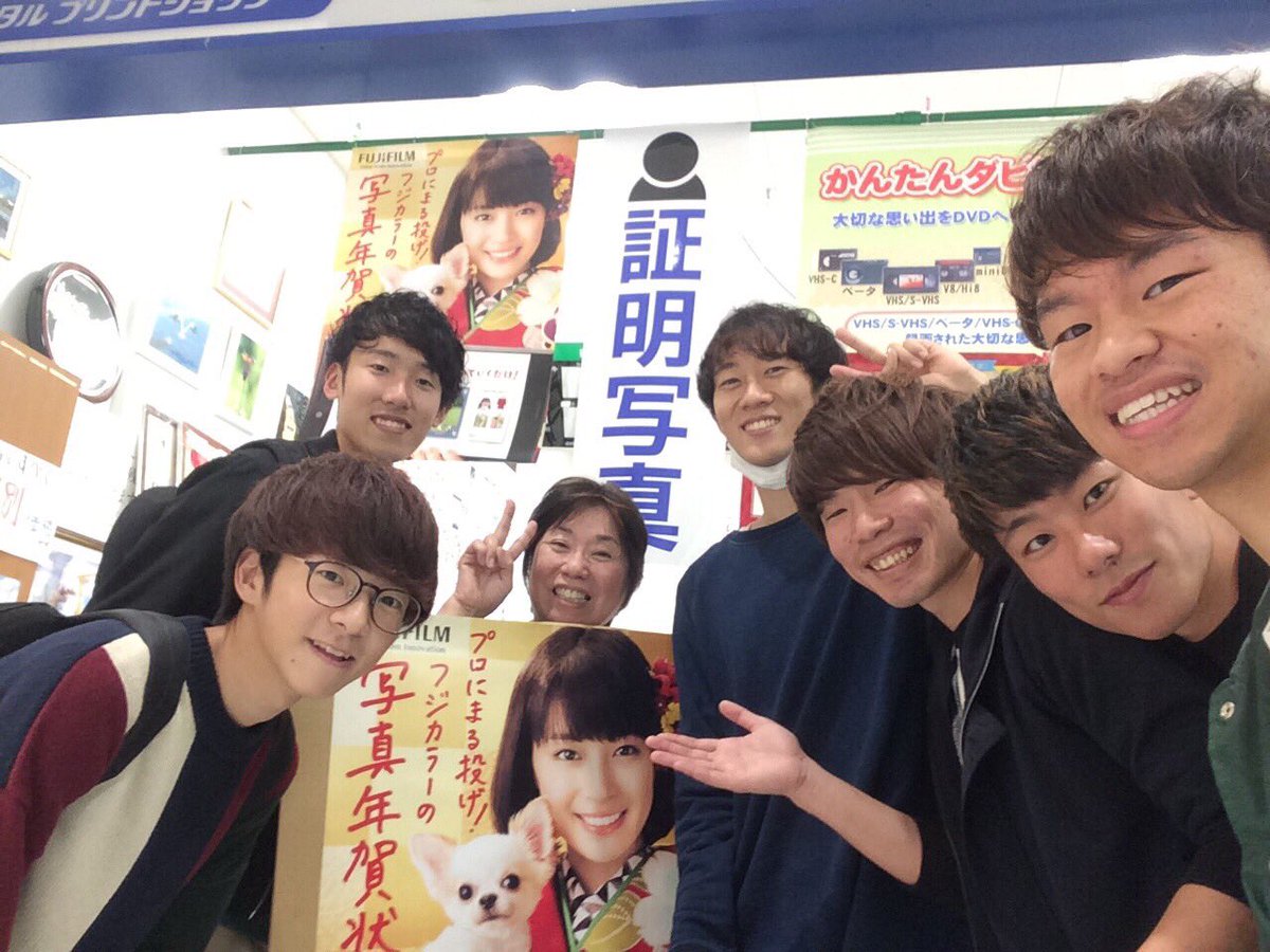 kame_pde's tweet photo. 【カメレ音 ライブ19！20！21！22！】
ご無沙汰してます、生きてます、台風の日は外で撮影なんかやめましょうカメレ音です！
決して更新をサボってたわけでありません！

スペ広ライブ、酒祭り、QuuuPA！、1年ぶりのときめき文化祭と、様々な出会いの元で歌ってきました！！ https://t.co/gOGYCD2zTg