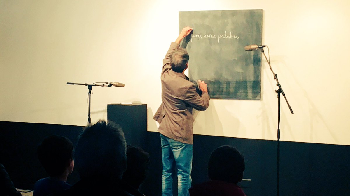 FestiPeriferias's tweet photo. Recital mudo de #EmeEme en #TerritorioPerformance. Pizarra, tiza y bolas de papel. #PeriferiasPalabras https://t.co/CwWAwL2BSp