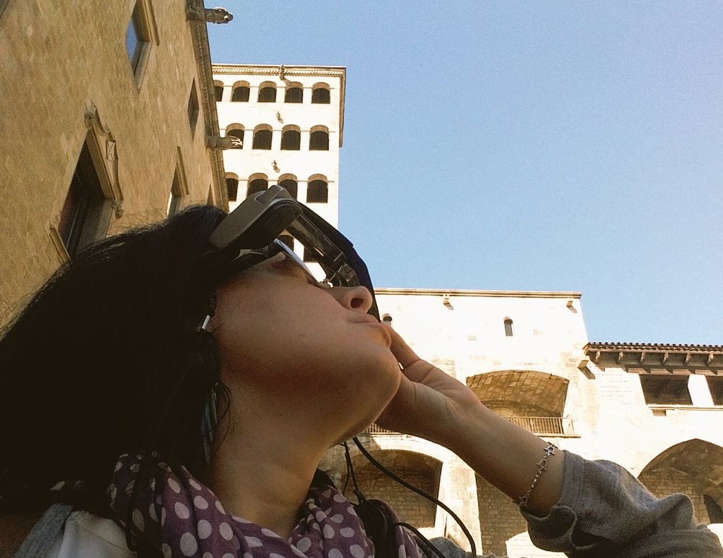 pentreculturas's tweet photo. Viendo historias virtuales con personajes en diferentes espacios de BCN: La Catedral, Pl Sant Jaume, Pl Reial y Santa Maria del Mar. #PastViewExperience https://t.co/ViAwnzzQCG