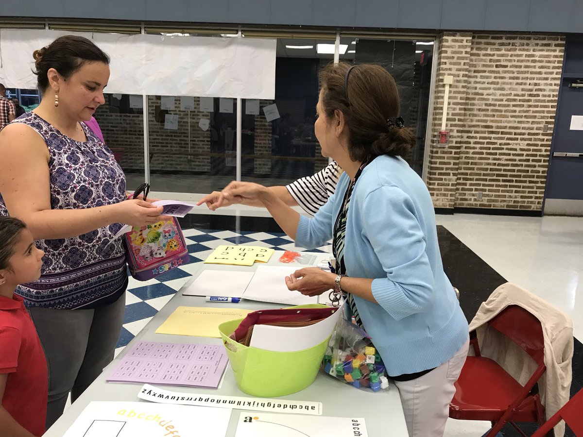 AshfordElem's tweet photo. Great turnout for Literacy Night! @HoustonISD https://t.co/aFj0WyvVmI