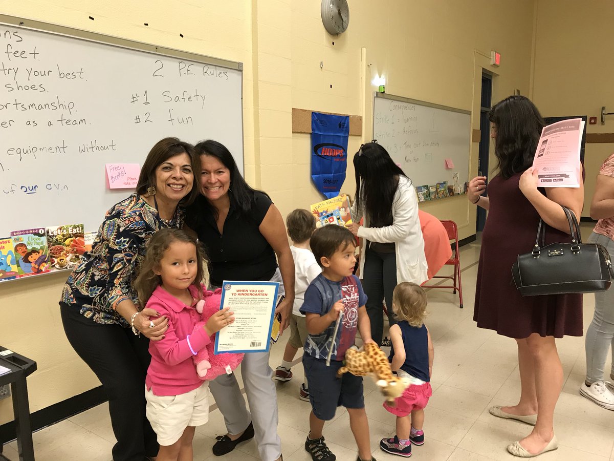 AshfordElem's tweet photo. Great turnout for Literacy Night! @HoustonISD https://t.co/aFj0WyvVmI