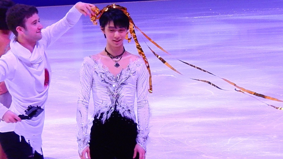 羽生結弦選手が金テープで戯れる姿が 可愛いの大爆発 天女にしか見えない と話題に Togetter