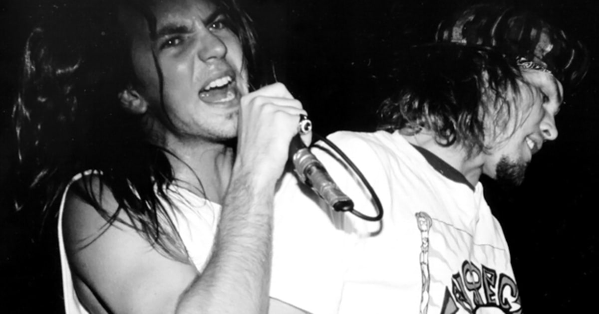RollingStone's tweet photo. Pearl Jam's first concert took place 27 years ago today. Watch them perform "Black" here https://t.co/gaA2FOvjEF https://t.co/8hYXsQMJJ9