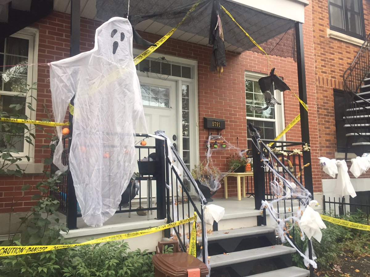 Neat Halloween display on 13th Avenue in east-end Montreal! https://t.co/C9XkdSrEVS