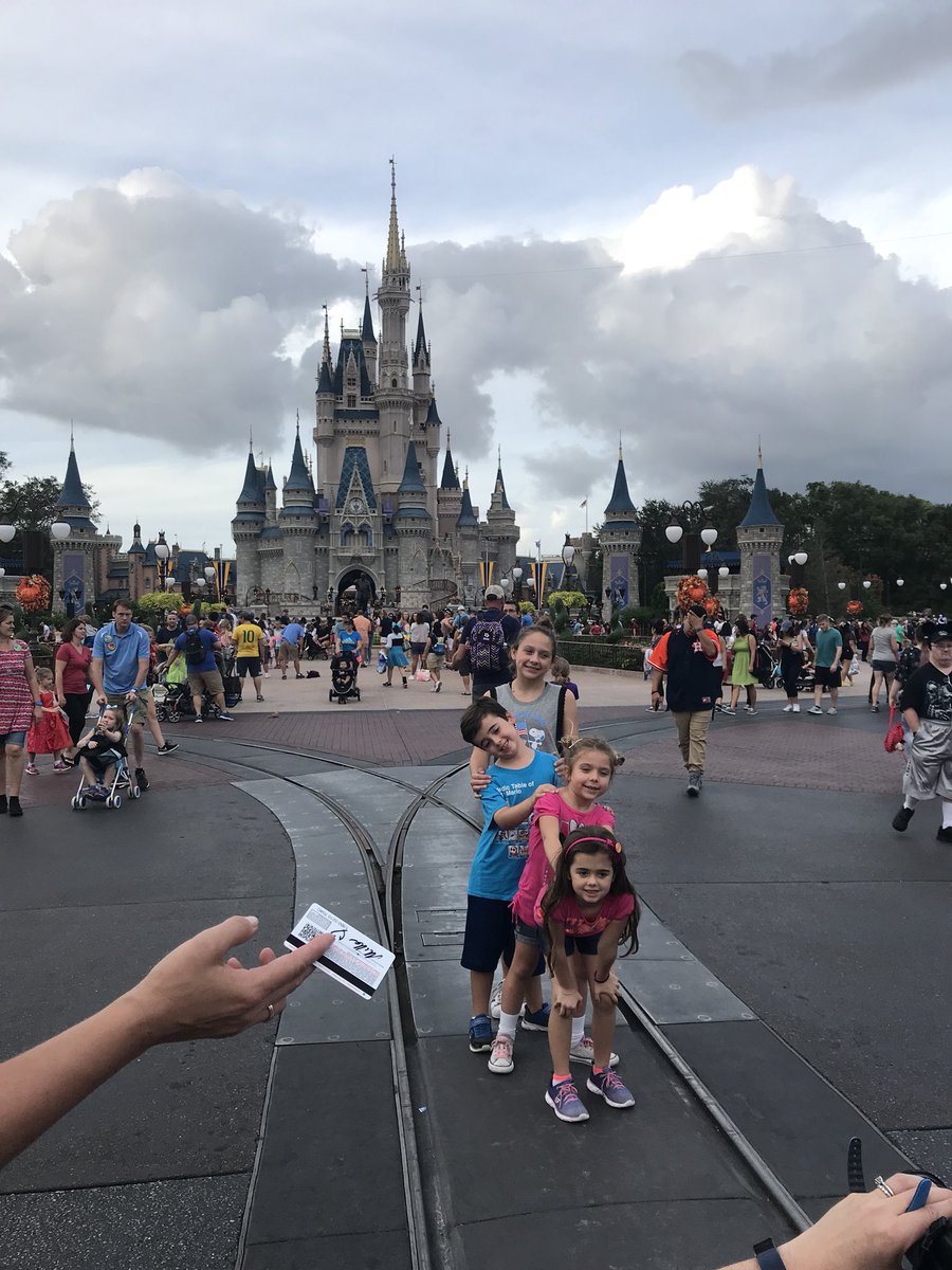 EntertainingMPG's tweet photo. Looks like the kids decided they wanted to be in the #Happiestplaceonearth so they hitchhiked to Orlando and sent us this photo! 😮 https://t.co/R7CidJrg3K
