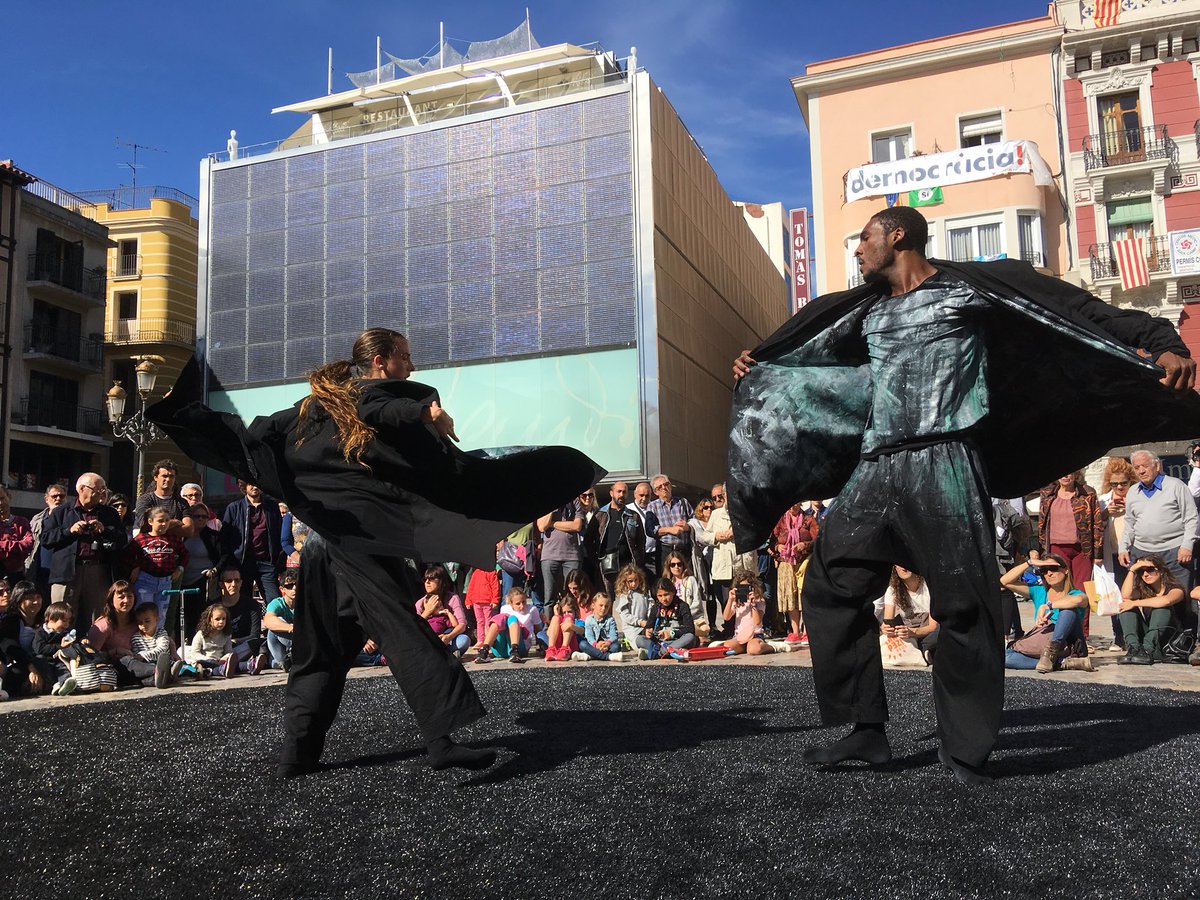 ReusCultura's tweet photo. Gràcies a la parella d’artistes de @humanhooddance per l’espectacle que han fet al bell mig del Mercadal. #COSReus #Femcultura #Reus https://t.co/K3jU7Rbg9y
