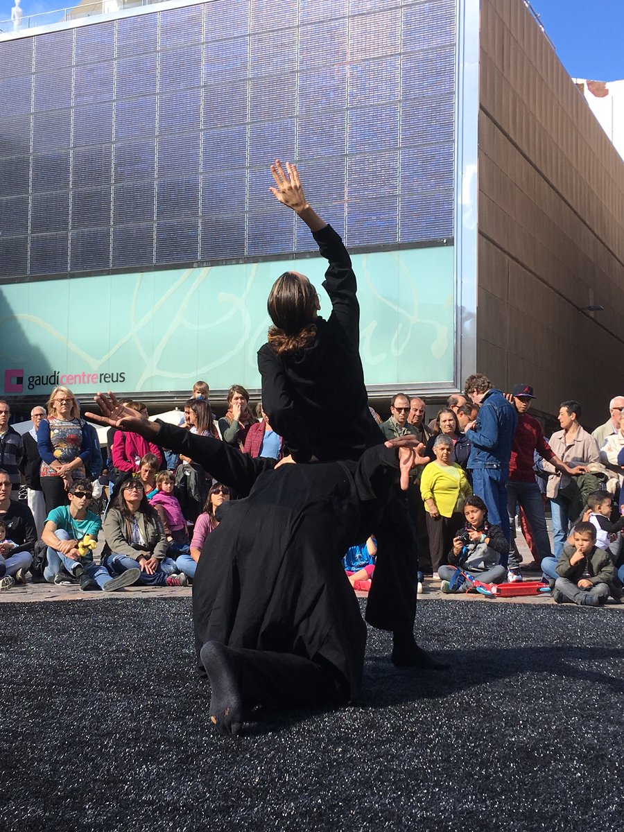 ReusCultura's tweet photo. Gràcies a la parella d’artistes de @humanhooddance per l’espectacle que han fet al bell mig del Mercadal. #COSReus #Femcultura #Reus https://t.co/K3jU7Rbg9y
