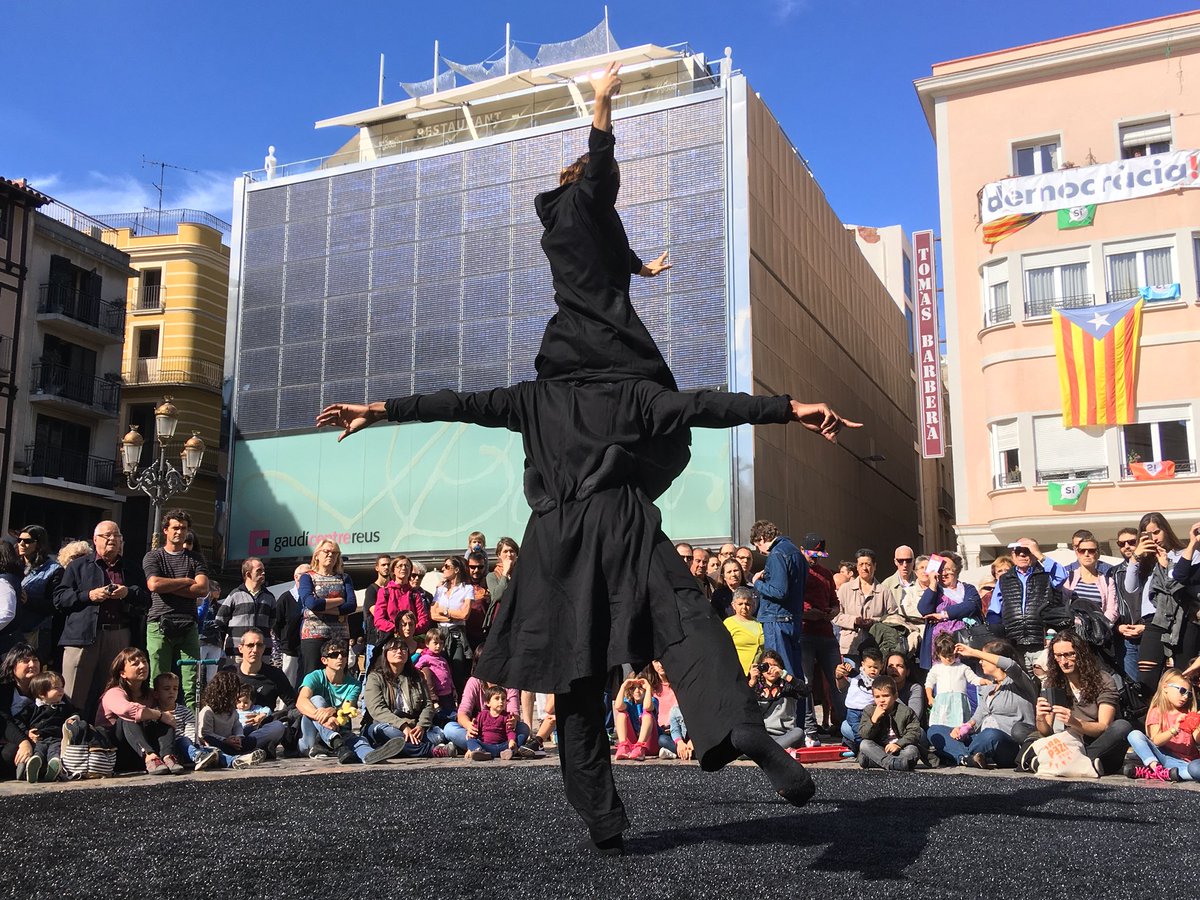 ReusCultura's tweet photo. Gràcies a la parella d’artistes de @humanhooddance per l’espectacle que han fet al bell mig del Mercadal. #COSReus #Femcultura #Reus https://t.co/K3jU7Rbg9y
