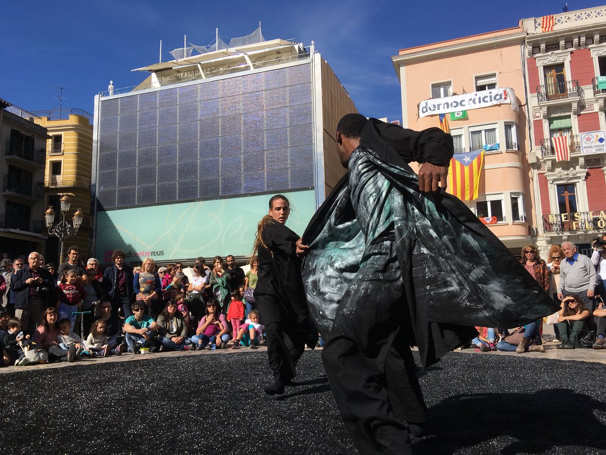 ReusCultura's tweet photo. Gràcies a la parella d’artistes de @humanhooddance per l’espectacle que han fet al bell mig del Mercadal. #COSReus #Femcultura #Reus https://t.co/K3jU7Rbg9y
