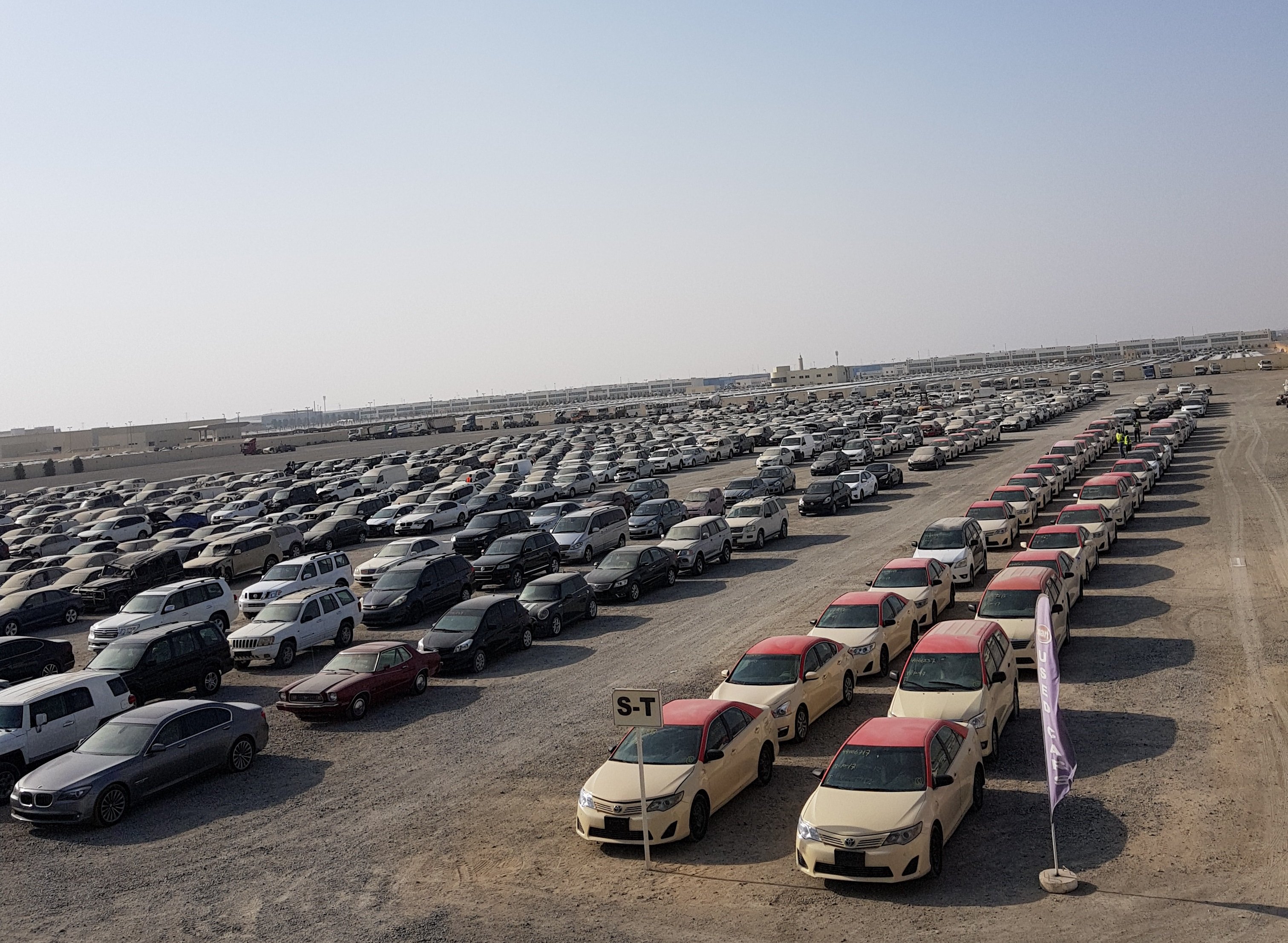 Авторынок арабских эмиратов. Парковка с дорогими автомобилями. Копарт арабские эмираты. Авторынок аль авир. Автомобильный рынок аль авир al awir.