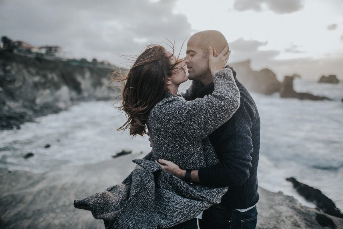 infodavidfdez's tweet photo. Bea y Miguel, ayer en #Santander y toda la bravura del Mar Cantábrico. ❤️ https://t.co/yC7m5Bxqf1