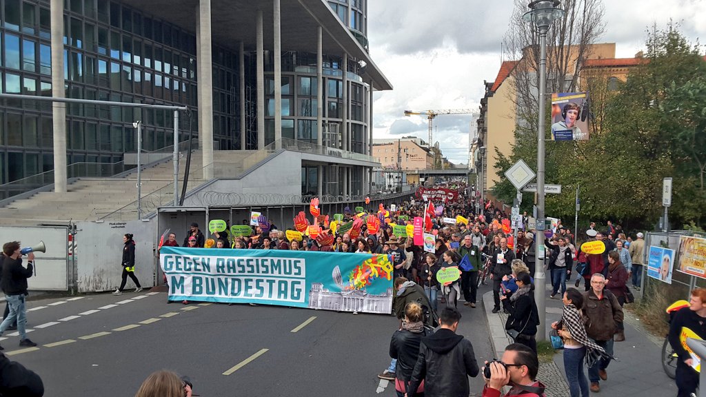 GRIB_Demo's tweet photo. #GRIB-#Demo jetzt mit Tausenden am BND-Gebäude vorbei und über #WilhelmStr gleich in #DorotheenStr am #Bundestag vorbei ... #Berlin https://t.co/olV80jlDNZ