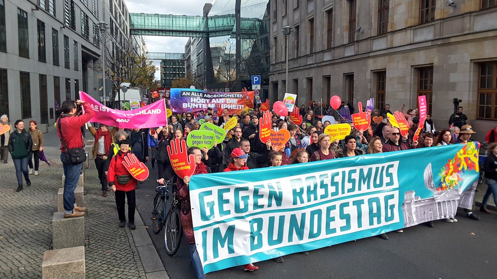 GRIB_Demo's tweet photo. #Demo mit mehr als 10.000 Menschen gegen Hass & Rassismus im #Bundestag
#GRIB #DorotheenStr #Berlin https://t.co/PzLit9YLVz