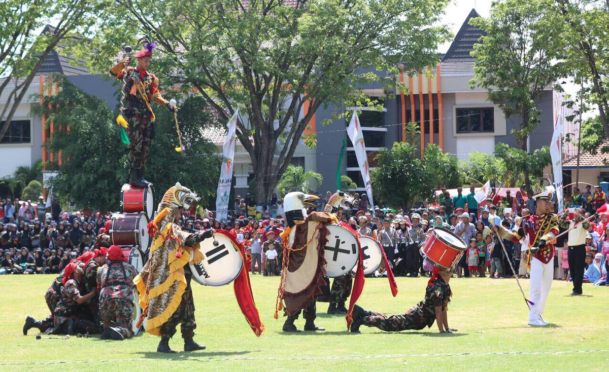 Dahnilanzar's tweet photo. Aksi Kokam Pemuda Muhammadiyah Mulai dari kesenian lokal sampai aksi ekstrim. Sy bangga pernah memimpin Gerakan ini. https://t.co/WBPWtzhjJ5