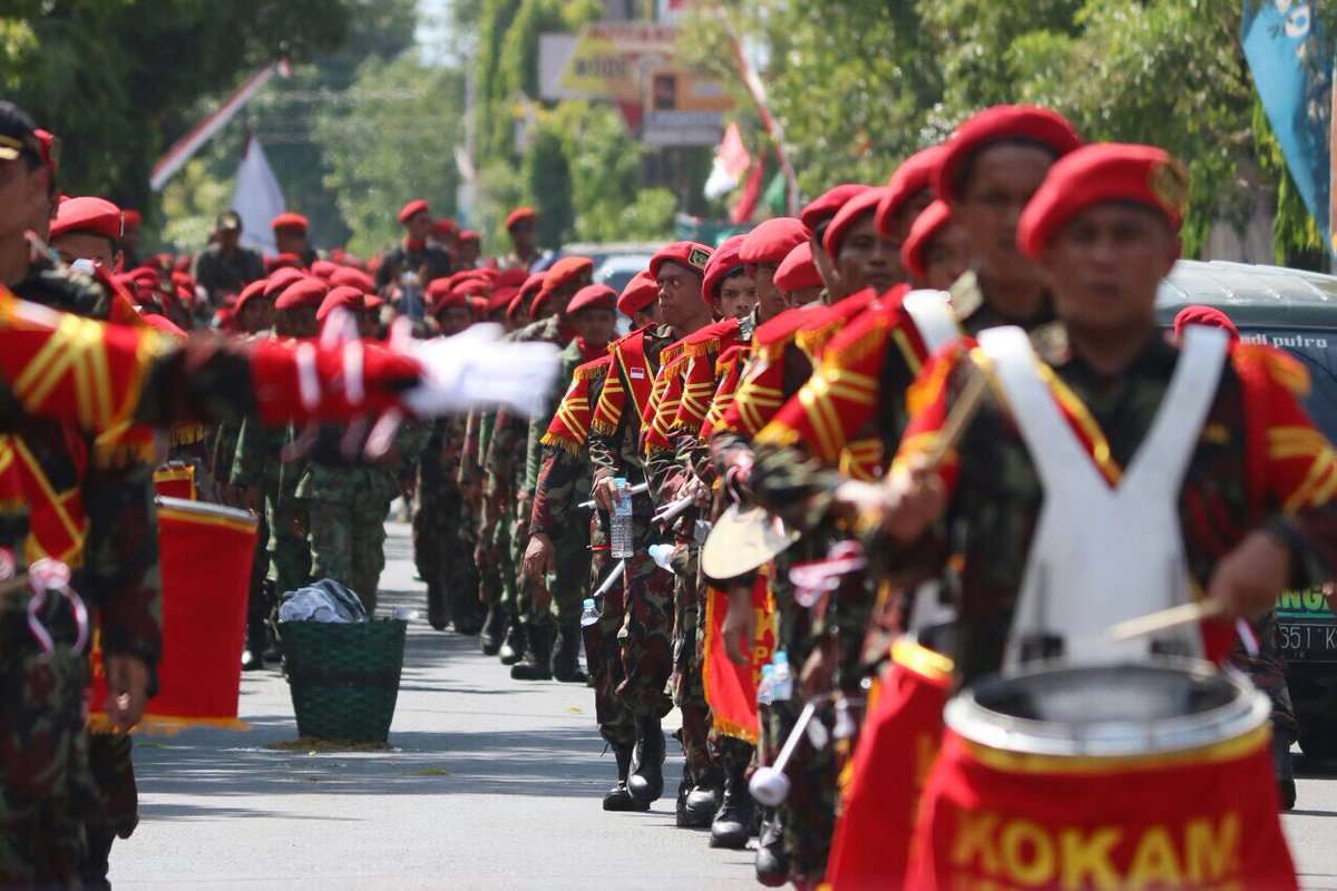 Dahnilanzar's tweet photo. Aksi Kokam Pemuda Muhammadiyah Mulai dari kesenian lokal sampai aksi ekstrim. Sy bangga pernah memimpin Gerakan ini. https://t.co/WBPWtzhjJ5