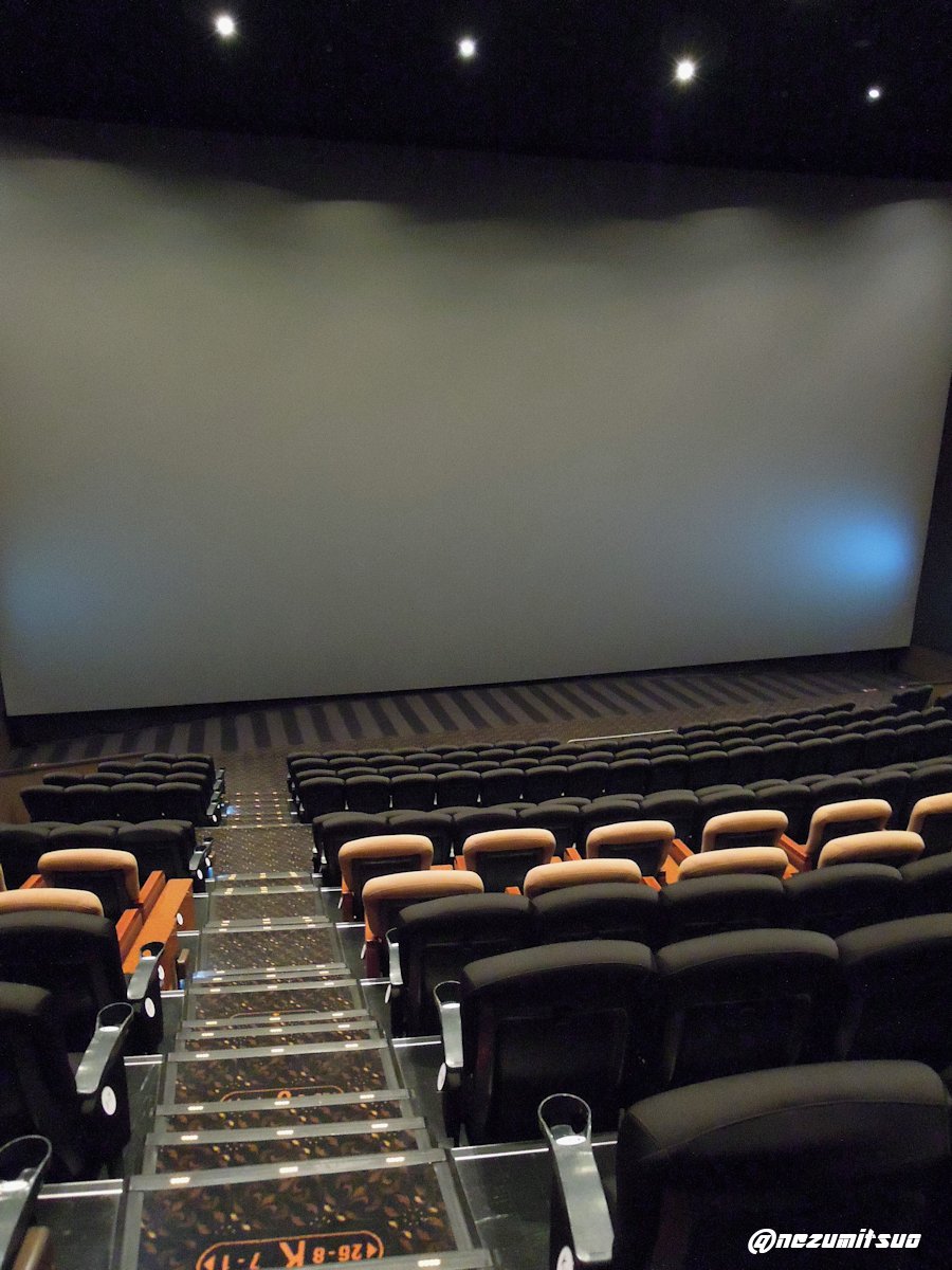 ネズミツオ さて こちらが109シネマズ湘南のimaxシアターでございます 劇場を研究されているフォロワーさんのベストimax上位にランクされてますよ めちゃ至近距離で傾斜の付いたスクリーン 柳沢慎吾の万葉倶楽部cmが流れるローカル色丸出しなハイソ感が