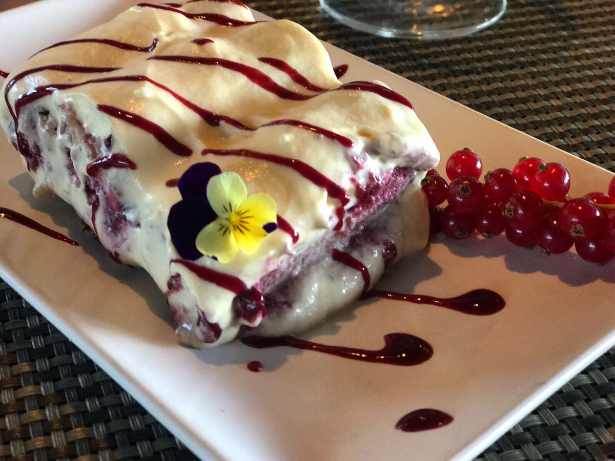 Domingo especial con un Tiramisú de Arándonos y Framboesa 😻👍 #restaurant #mirandoalmar #cocina #mediterraneanfood #catalunya #comida #food #postre