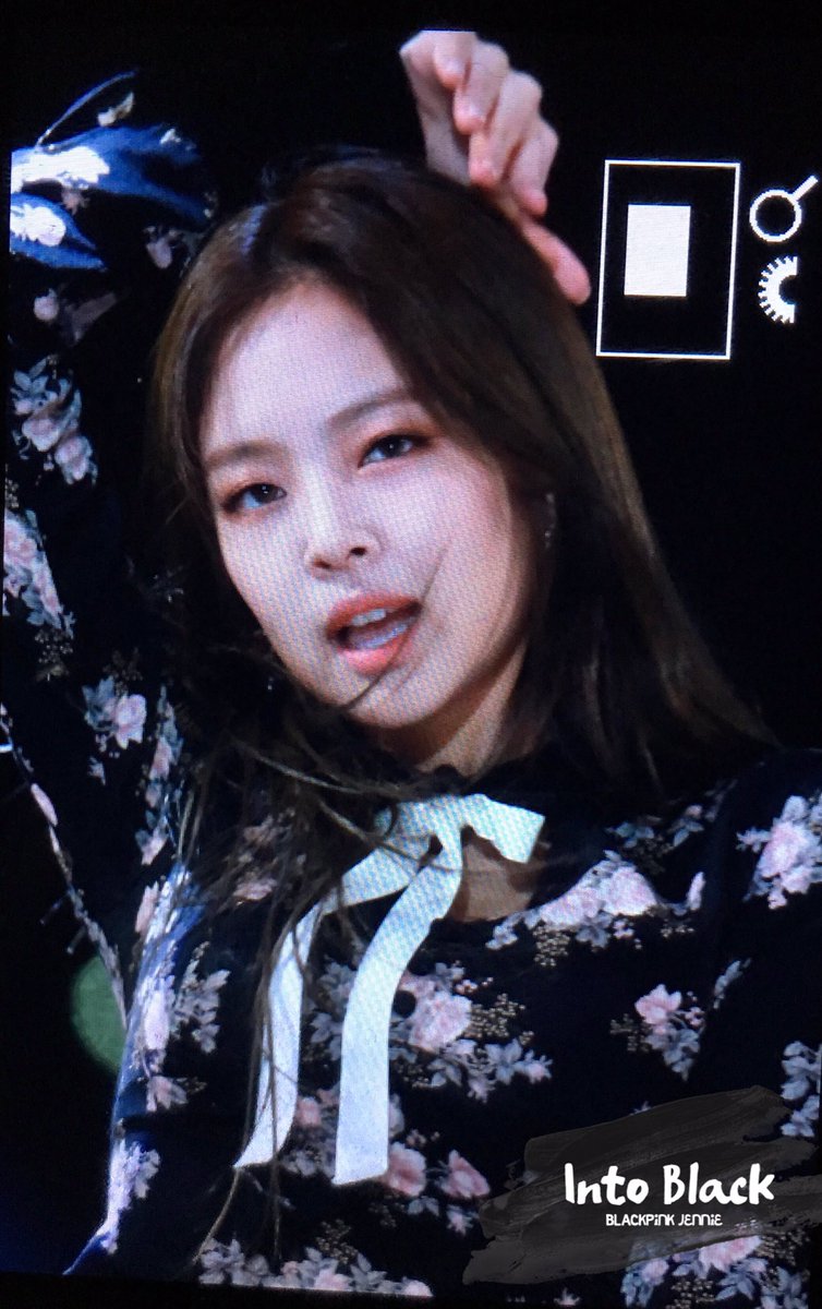 IntoBlack1996's tweet photo. 171022 BOF 💫

#제니 #JENNIE #블랙핑크 #BLACKPINK #🖤💖 https://t.co/Yvx4oqCHu2