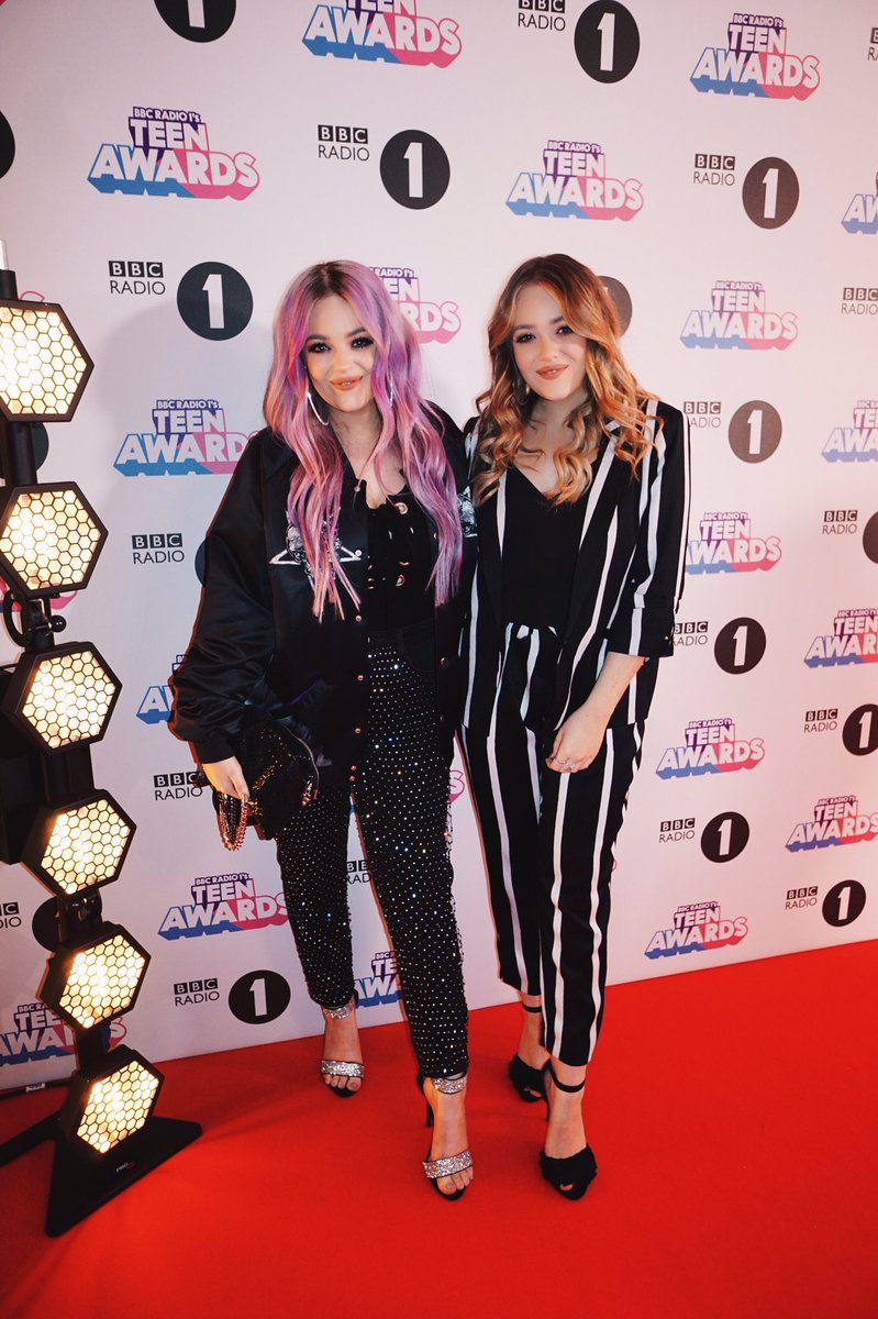 LucyAndLydia's tweet photo. Twinnies on the @BBCR1 #TeenAwards red carpet! 💟 https://t.co/m9Lo1okUCs