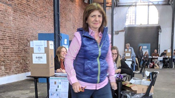 infobae's tweet photo. Patricia Bullrich votó a primera hora sin que casi nadie la viera https://t.co/10wDfgvbfO #EleccionesArgentina https://t.co/cvFPLOjFnh
