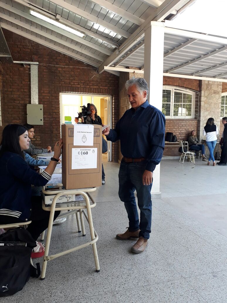 RIOJAVIRTUALTW's tweet photo. #Legislativas Votó el vicegobernador @nestorgbosetti: "es una elección clave para La Rioja. Esperemos que se vaya masivamente a sufragar". https://t.co/ezgwfbZO9x