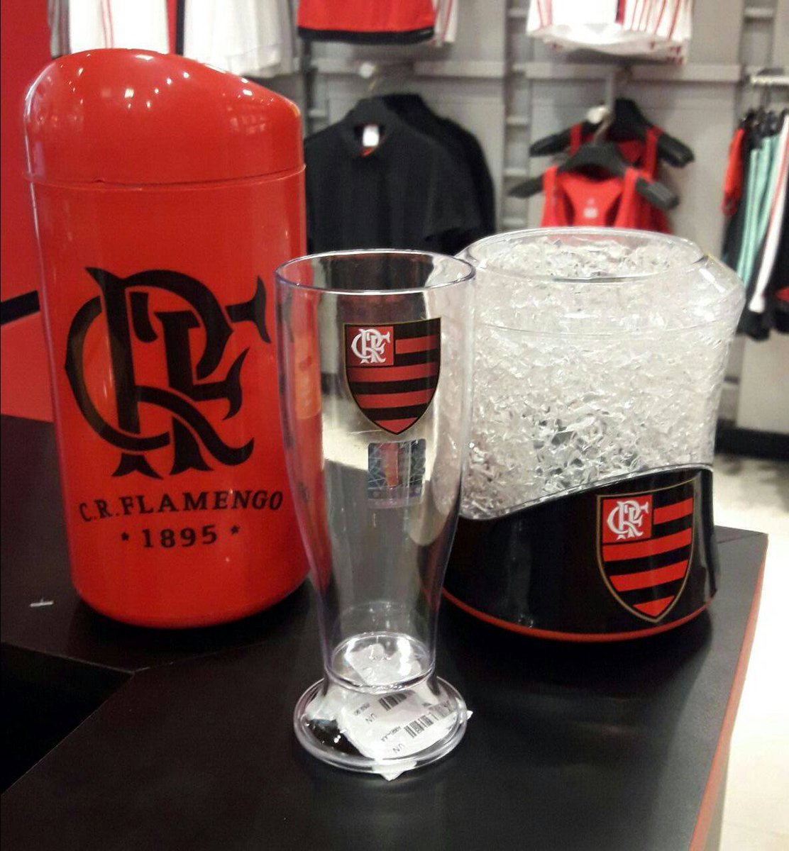 Ótimas companhias para te acompanhar n o jogo de hoje! Compre aqui: bit.ly/2ymqSD9 #IssoaquiéFlamengo #NacaoRubroNegra #Fla