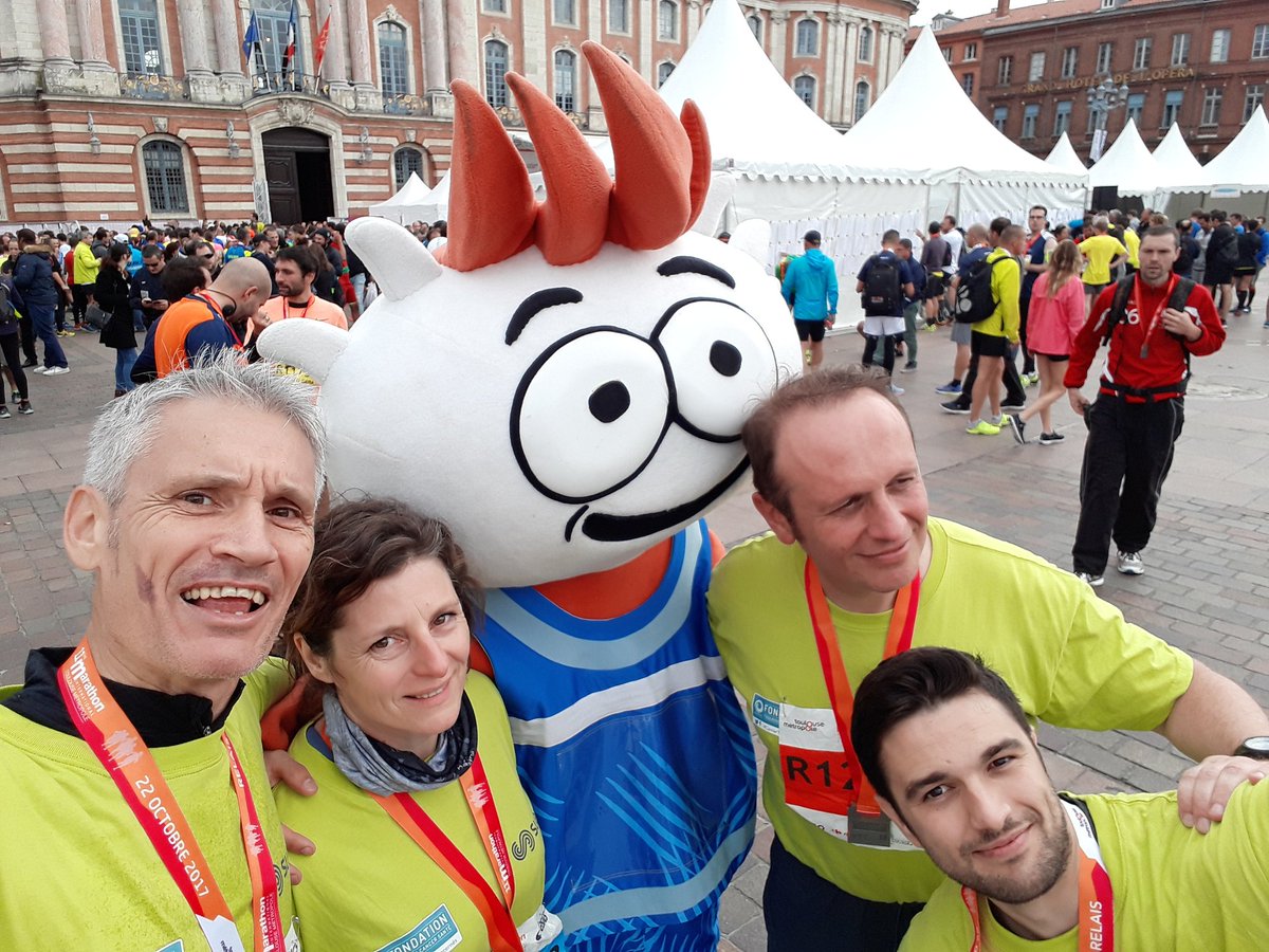 ClotildeFressi's tweet photo. La mascotte vient saluer les champions ! Relai Marathon de Toulouse. #CancerTousConcernes https://t.co/GfsFINr2La
